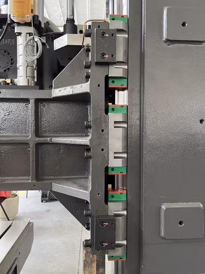 Auto Complementary System Vmc Center 5 Axis CNC Machine Center